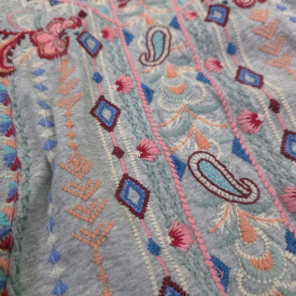 Johnny Was Embroidered V-Neck Gray Women's Tunic Top with Multicolor Floral Sz S - Picture 8 of 10